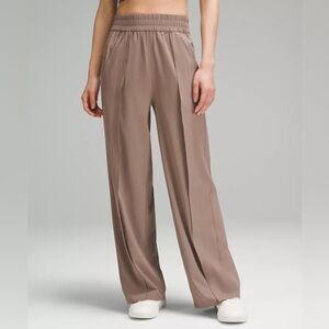 Lululemon Front-Pleat High-Rise Wide-Leg Pants
Asia Fit in Taupetastic XS